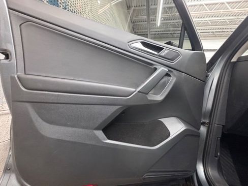 Used 2019 Volkswagen Tiguan SE w/ Panoramic Sunroof Package image 25