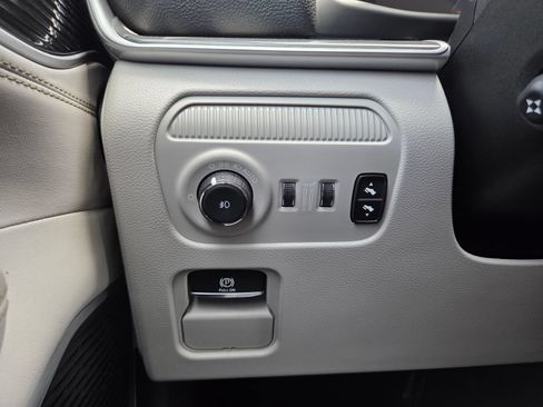 Used 2024 Jeep Wagoneer Series III AWD/4WD image 42