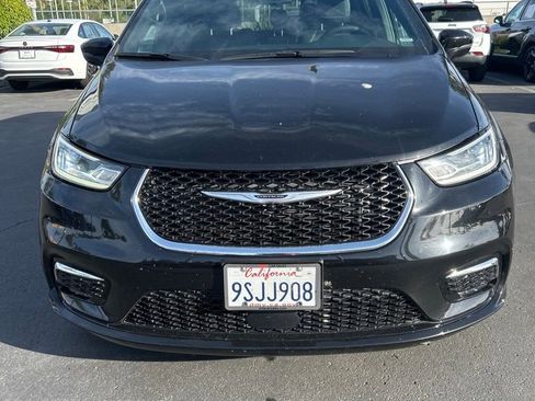 Used 2025 Chrysler Pacifica Select image 4
