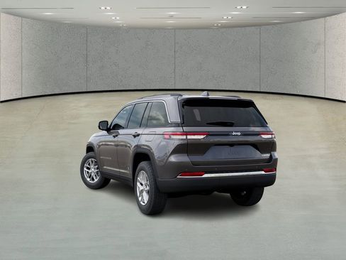 New 2026 Jeep Grand Cherokee Laredo RWD image 3