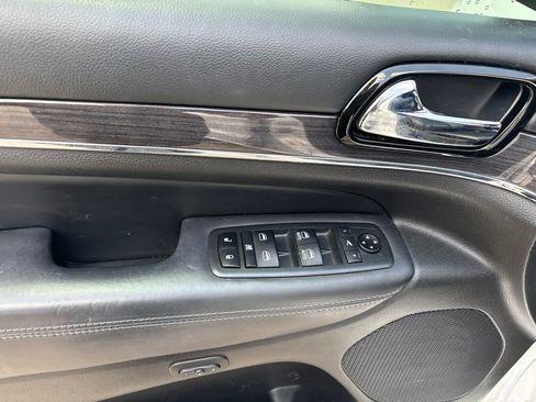 Used 2020 Jeep Grand Cherokee Overland AWD/4WD image 12