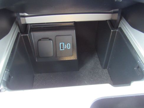 Used 2023 Ford Explorer XLT w/ Equipment Group 202A AWD/4WD image 23