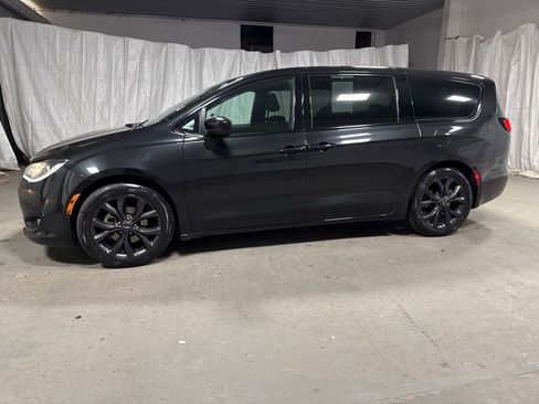 Used 2019 Chrysler Pacifica Touring Plus w/ S Appearance Package image 4
