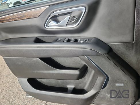 Used 2023 Chevrolet Suburban Premier image 16