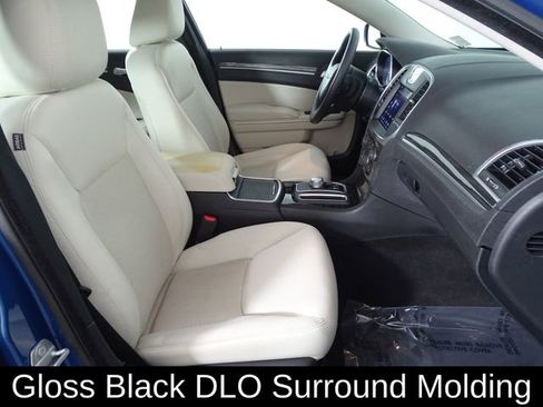 Used 2022 Chrysler 300 Touring w/ Sport Appearance Package image 13