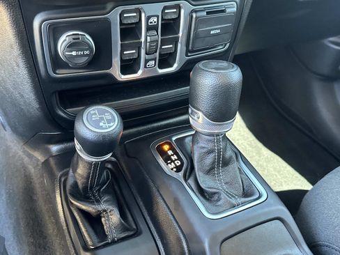 Used 2024 Jeep Wrangler Unlimited w/ Convenience Group AWD/4WD image 24