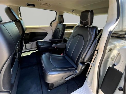 Used 2024 Chrysler Pacifica Touring-L FWD image 23