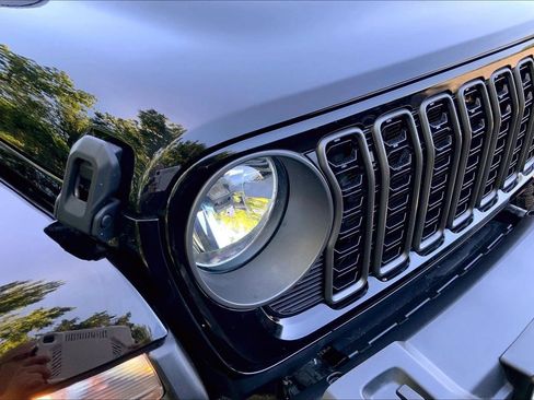 Certified 2024 Jeep Gladiator Sport AWD/4WD image 21