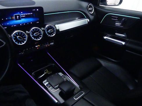 Used 2020 Mercedes-Benz GLB 250 4MATIC w/ Premium Package image 16