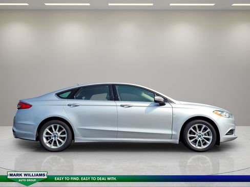 Used 2017 Ford Fusion SE FWD image 2