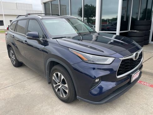 Used 2023 Toyota Highlander XLE FWD image 4