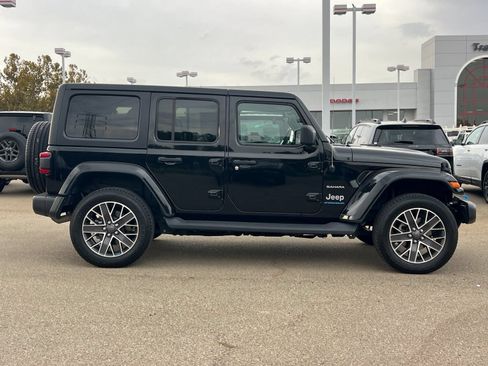 Used 2023 Jeep Wrangler Unlimited Sahara AWD/4WD image 3