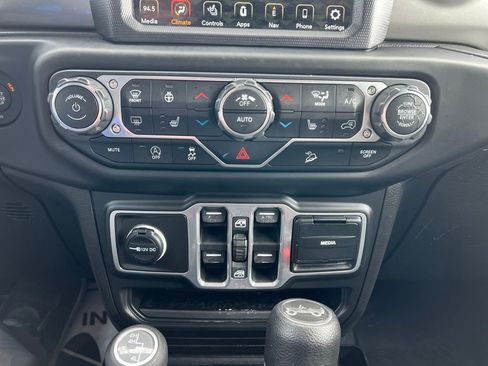 Used 2018 Jeep Wrangler Unlimited Sahara image 16