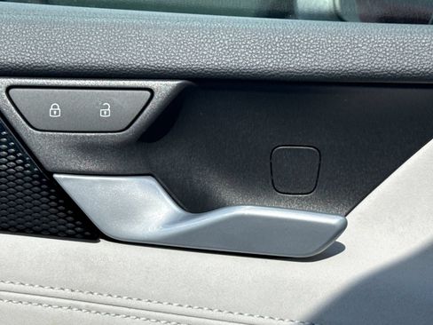 Certified 2025 Volkswagen Tiguan SE AWD/4WD image 30