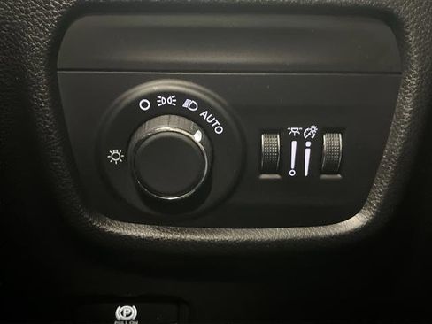 Used 2023 Jeep Grand Cherokee L Laredo image 25