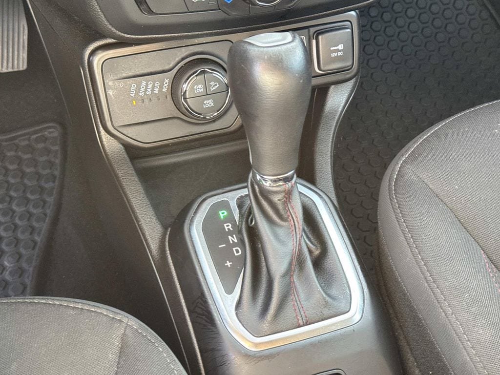 Used 2023 Jeep Renegade Trailhawk AWD/4WD image 38