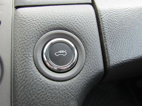 Used 2018 Ford Taurus SEL image 27