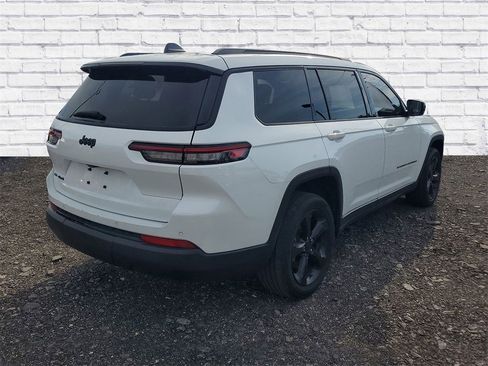 Used 2022 Jeep Grand Cherokee L Laredo image 2