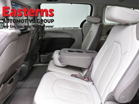 Used 2017 Chrysler Pacifica Touring-L Plus w/ Advanced Safetytec Group FWD image 22