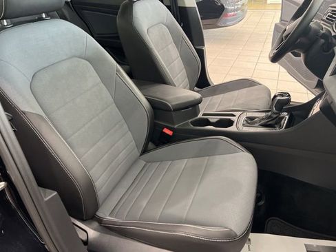 Used 2025 Volkswagen Jetta SE w/ Sunroof Package FWD image 20