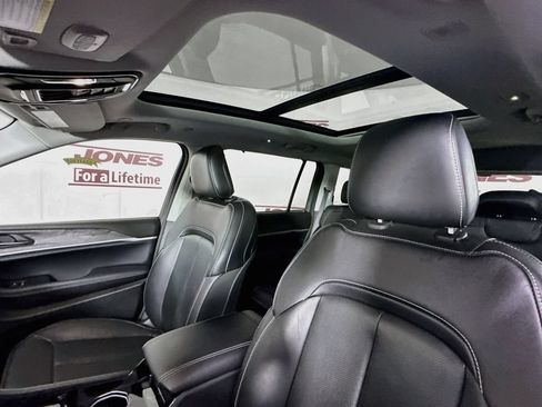 Used 2023 Jeep Grand Cherokee L Limited w/ Luxury Tech Group II AWD/4WD image 12