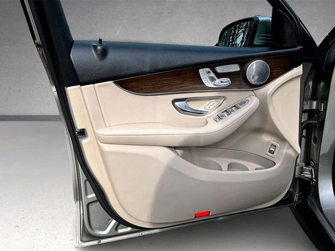 Used 2020 Mercedes-Benz GLC 300 4MATIC image 19