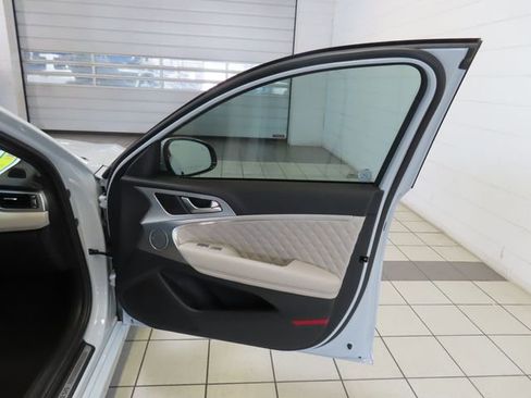 Used 2022 Genesis G70 3.3T RWD image 33
