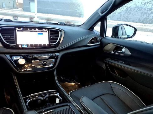 Used 2023 Chrysler Pacifica Limited w/ Uconnect Theater Family Group image 25