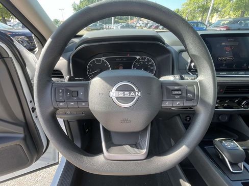 Used 2025 Nissan Rogue S image 17