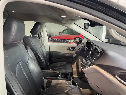 Used 2019 Chrysler Pacifica Touring-L Plus w/ Advanced Safetytec Group image 32