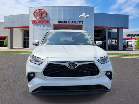Used 2023 Toyota Highlander LE FWD image 3
