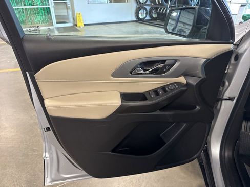 Used 2022 Chevrolet Traverse LS image 3