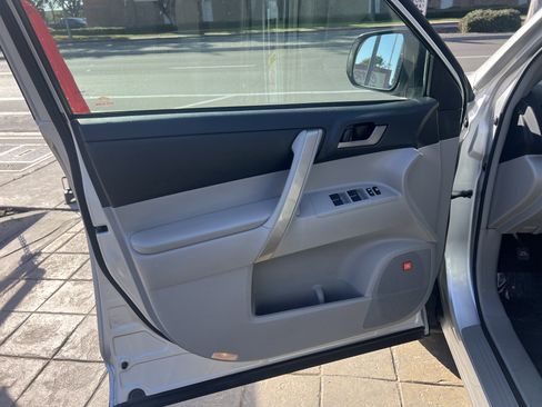 Used 2011 Toyota Highlander SE image 10