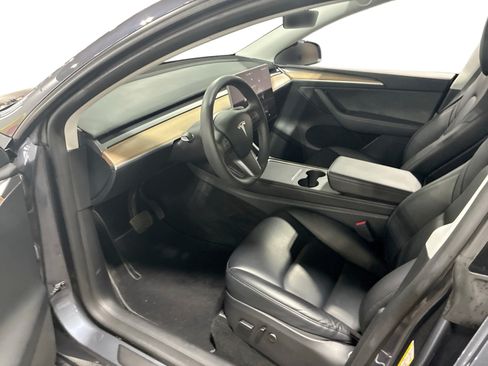 Certified 2023 Tesla Model Y Long Range AWD/4WD image 9