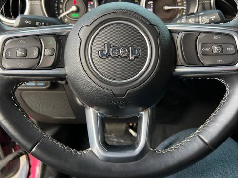 Used 2022 Jeep Wrangler Unlimited Sahara image 11