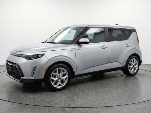 Used 2025 Kia Soul LX w/ LX Technology Package image 3