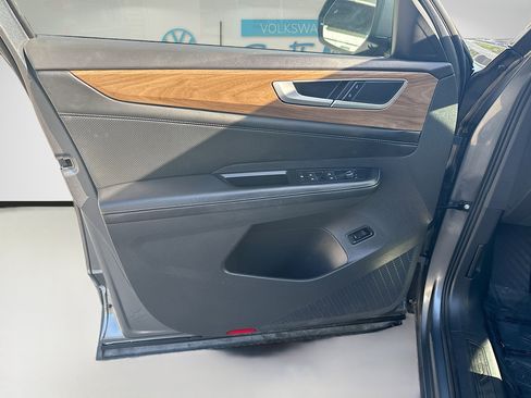 Used 2024 Volkswagen Atlas SE image 19