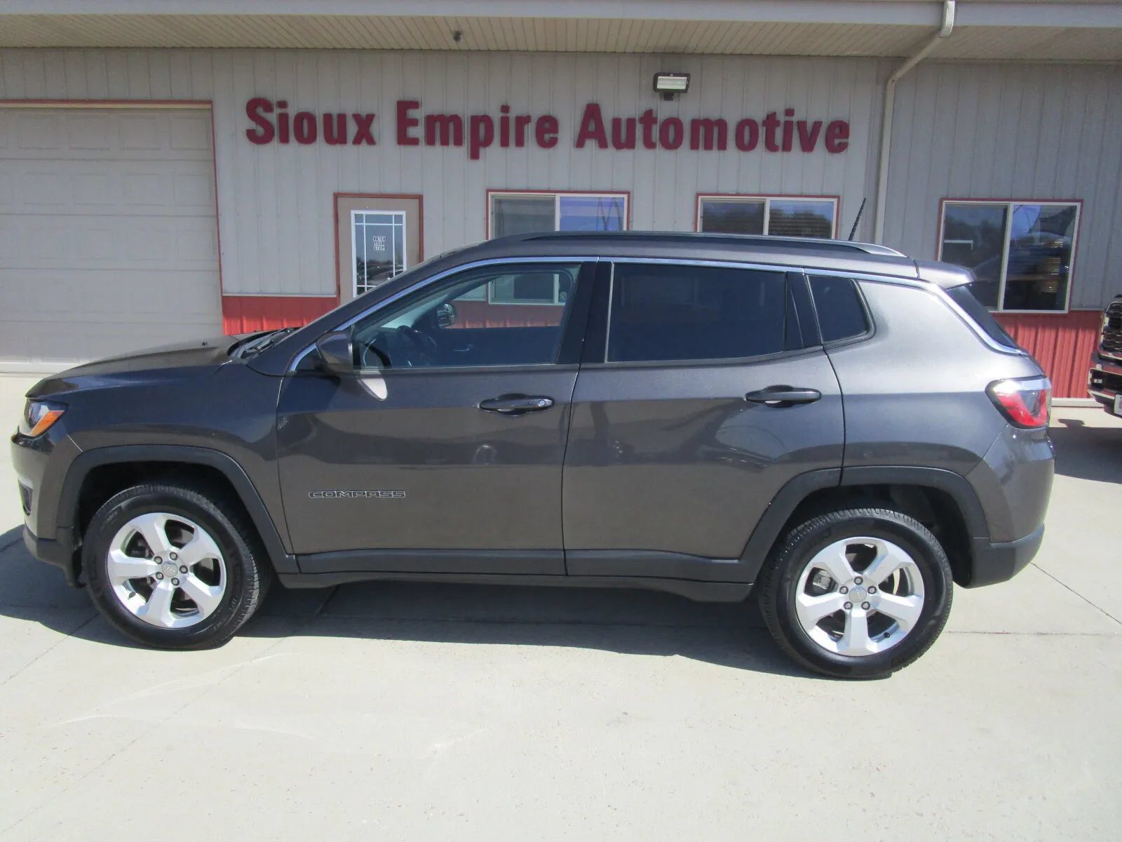 Used 2018 Jeep Compass Latitude AWD/4WD image 2