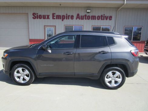 Used 2018 Jeep Compass Latitude AWD/4WD image 2