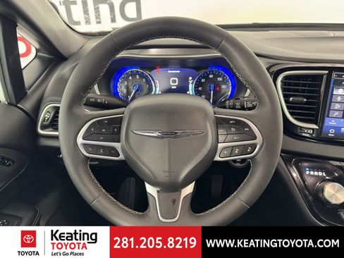Used 2025 Chrysler Pacifica Select FWD image 28