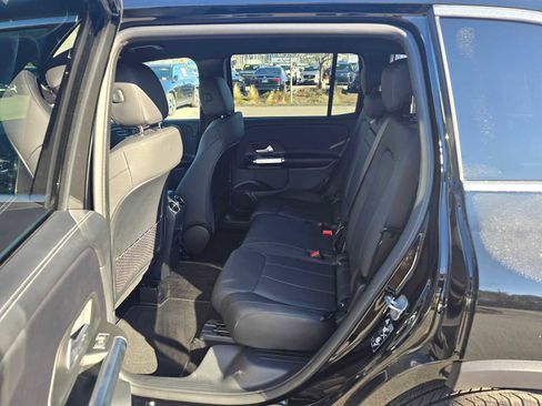 Used 2025 Mercedes-Benz GLB 250 4MATIC image 18