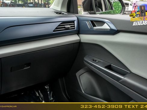 Used 2023 Volkswagen Taos SE w/ Panoramic Sunroof Package FWD image 22