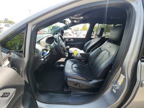 Used 2020 Chrysler Pacifica Touring-L w/ S Appearance Package FWD image 23