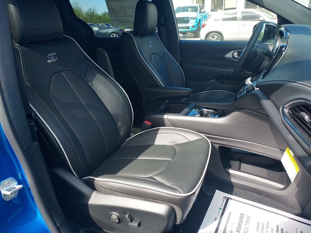 New 2026 Chrysler Pacifica Limited w/ S Appearance Package FWD image 32