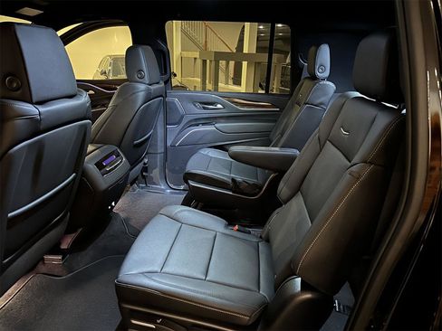 Used 2024 Cadillac Escalade ESV Luxury AWD/4WD image 4