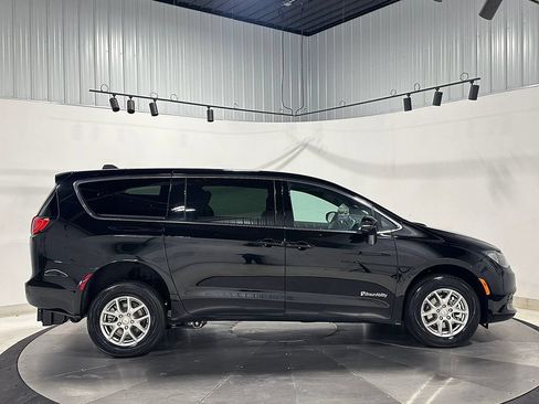 Used 2027 Chrysler Pacifica LX FWD image 5