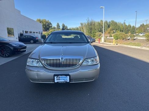 Used 2004 Lincoln Town Car Signature image 13