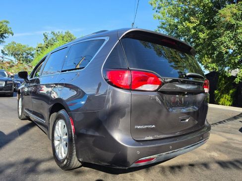 Used 2017 Chrysler Pacifica Touring-L FWD image 2