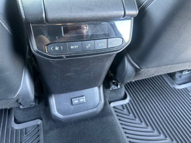 Used 2023 Toyota Highlander XLE AWD/4WD image 23
