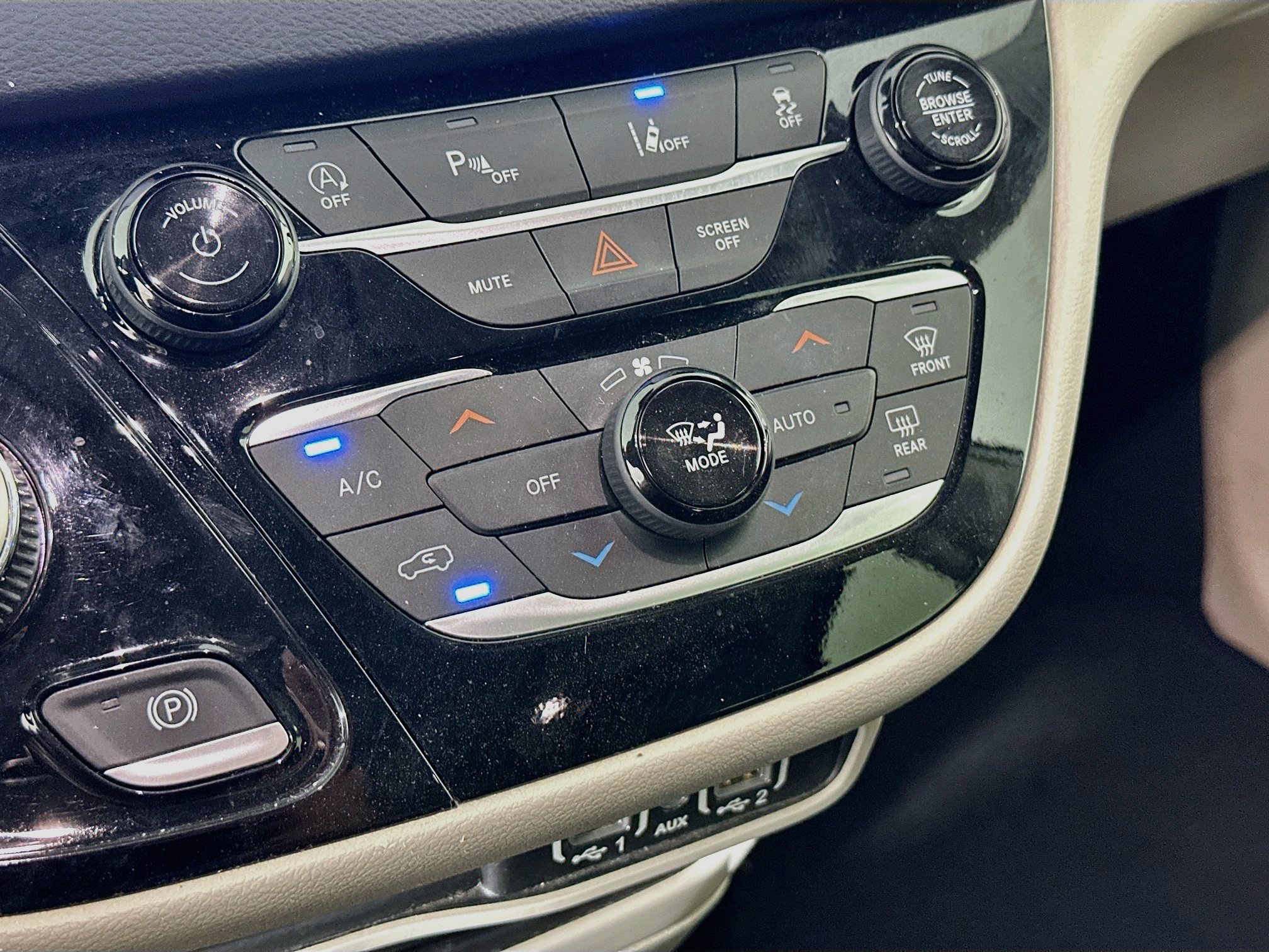 Used 2023 Chrysler Pacifica Touring-L FWD image 23